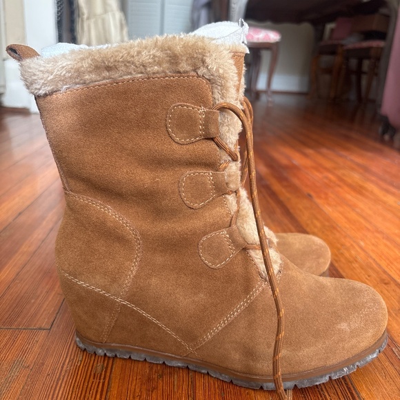 Baretraps bonnie tan suede faux fur lined wedge heeled boots size 9 - Picture 2 of 4